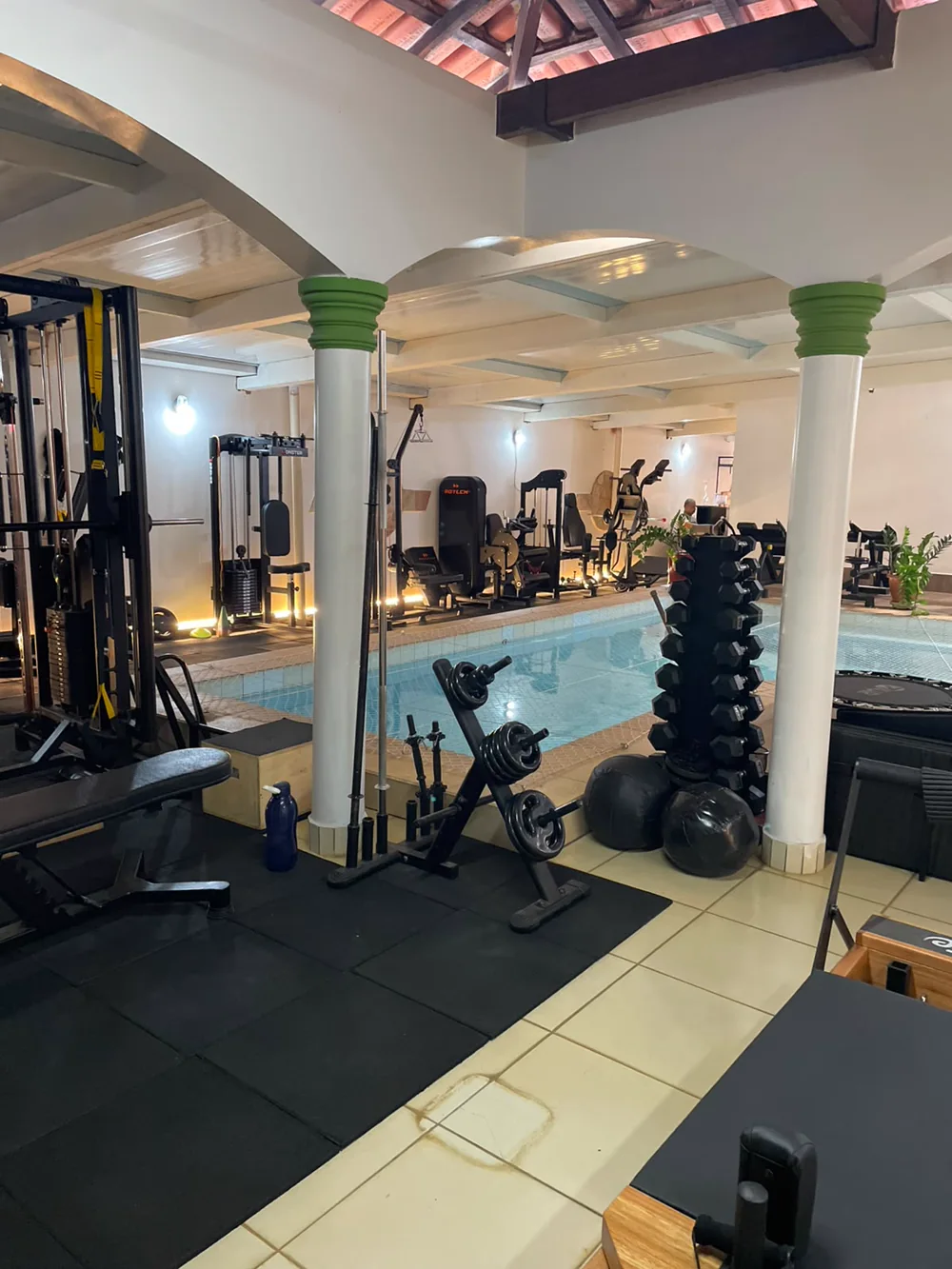 Halteres e equipamentos de musculação da Sher