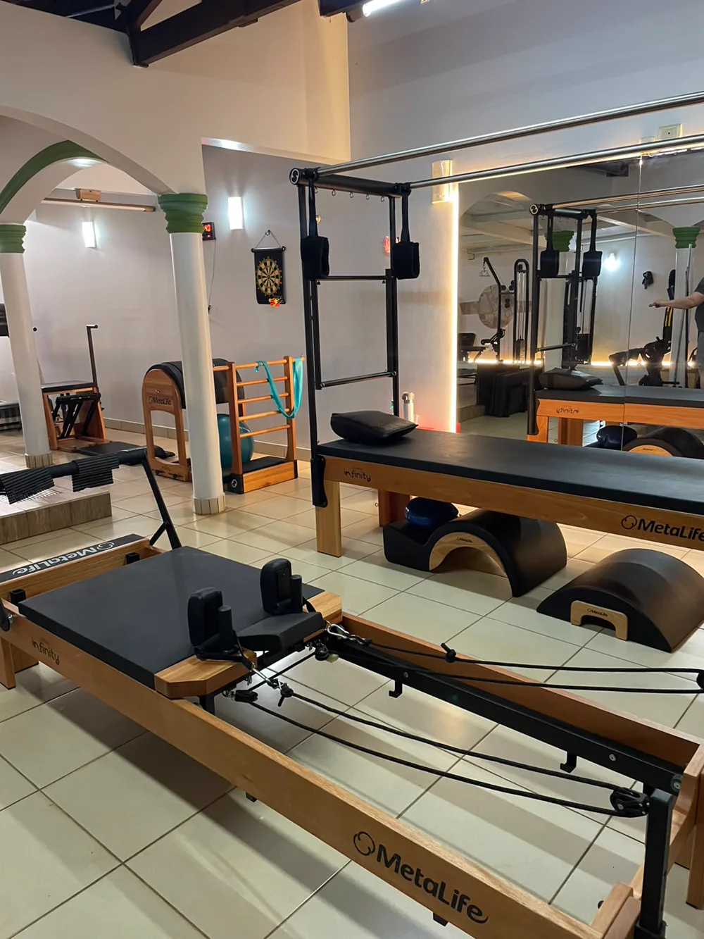 Aparelhos de Pilates no espaço da Sher