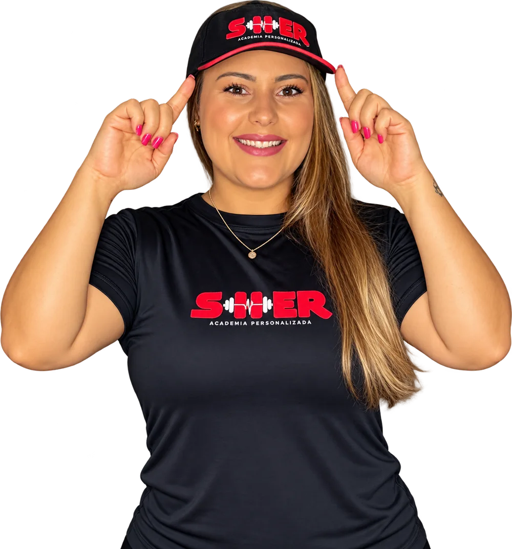 Sherloma, dona da Sher, sorrindo com o uniforme da academia