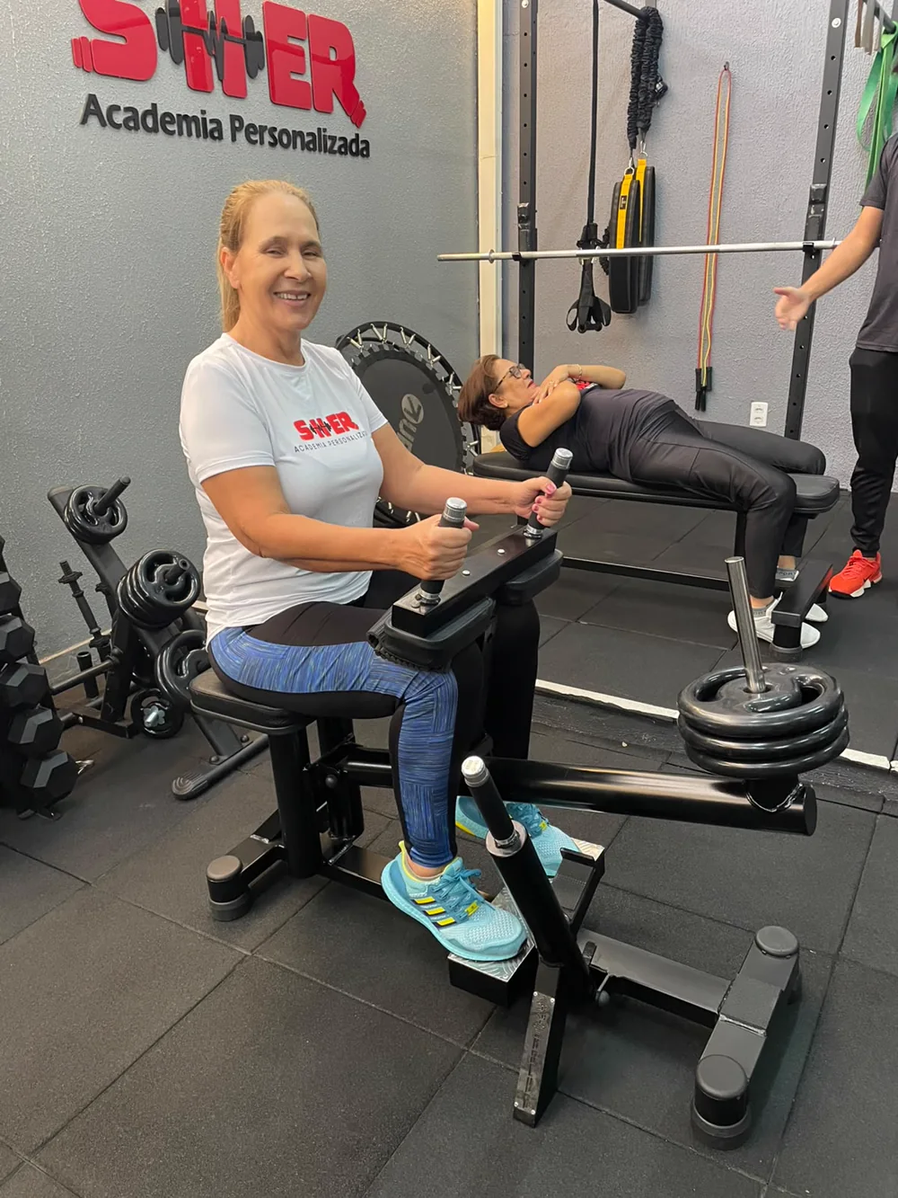 Aluna em um aparelho de Pilates na Sher